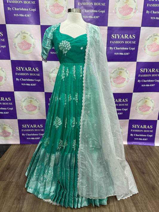 Beautiful traditional long gown perfect for wedding and festival events. Available in size 34 and 36.