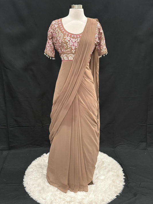 This stunning Indo-Western drape-style long gown in flowy Georgette is pure elegance! 💃 Perfect for parties, weddings & festive nights 🌙
Size 38 and 42| Length 53 🩵
