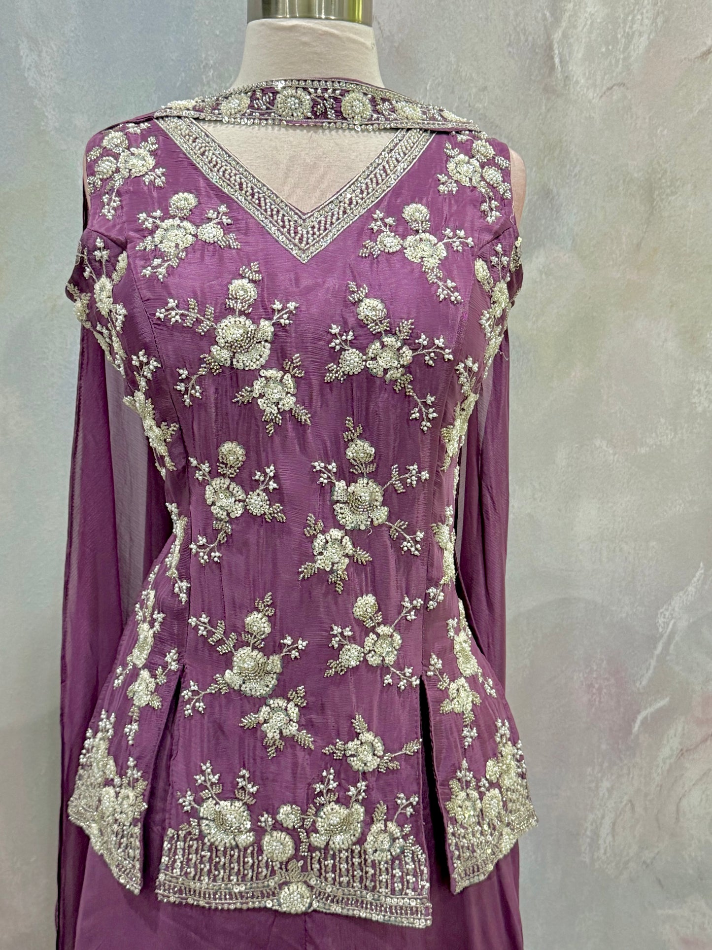 💜✨ Elegance redefined in this stunning Pallazo Set! Intricate floral embroidery, dreamy plum hues, and graceful . 👑🌸
Fits size 36/38/40.