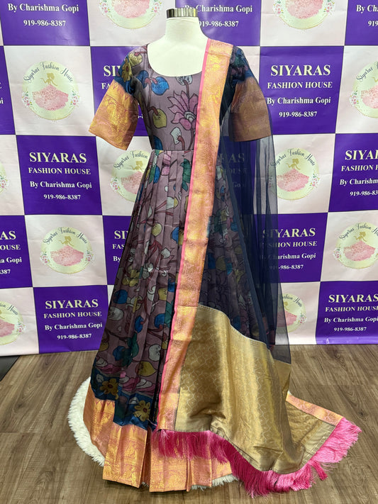 Beautiful Banarasi silk Kalamkari long gown with matching dupatta.
Size small 36
Length: 54 in