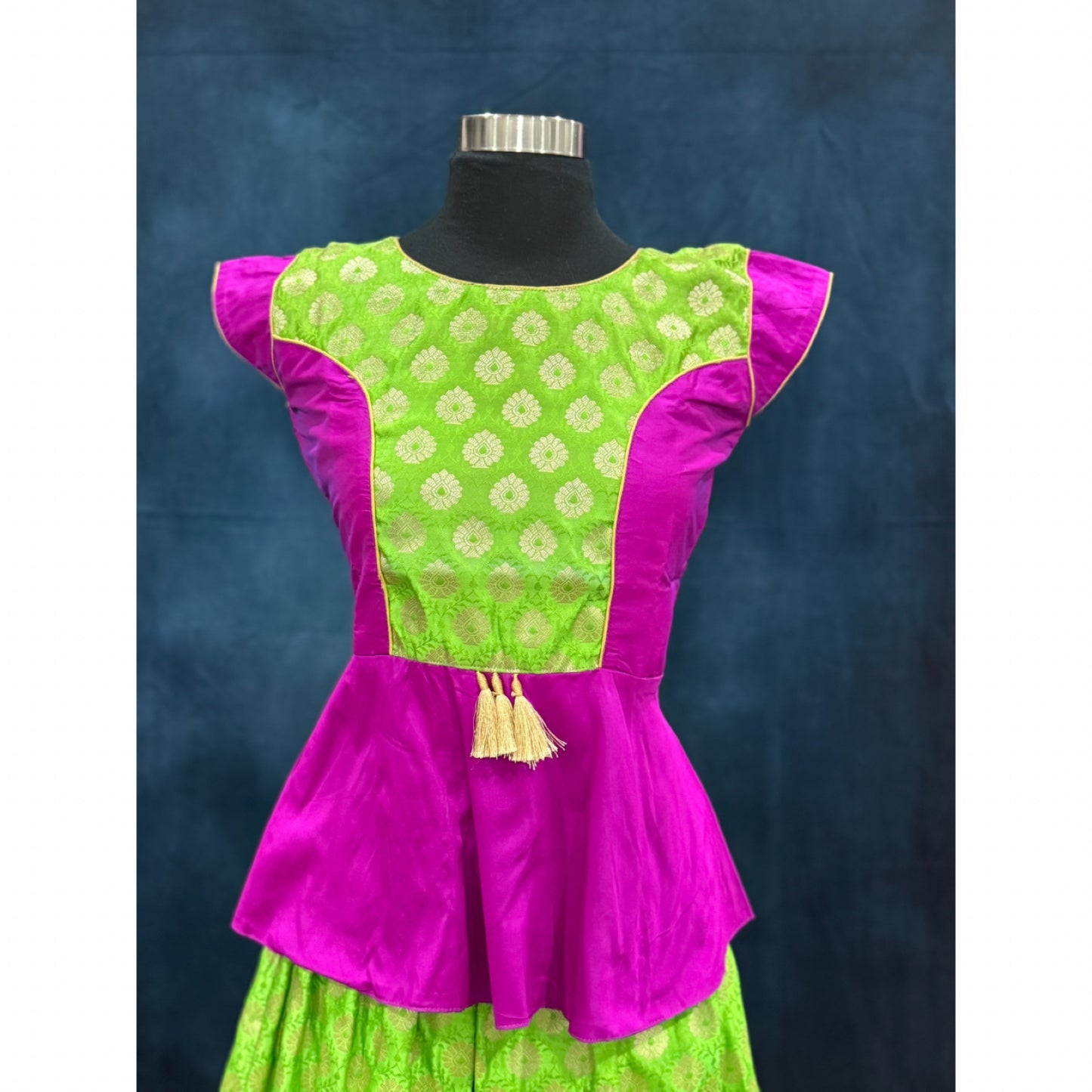 Teens green and magenta pink pattu Lehanga 2 pc size 34/36 in Banarasi fabric