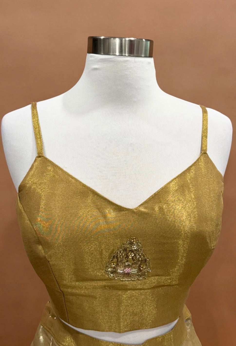 Golden hues, royal vibes & festive elegance! 💛👑
Shine brighter this Diwali in our gorgeous Champagne Gold Indowestern Palazzo Set adorned with intricate Cutdana & Zardozi embroidery. 🪔🌟
💫 Tradition meets modern glamour!
📏 Sizes 38 & 40