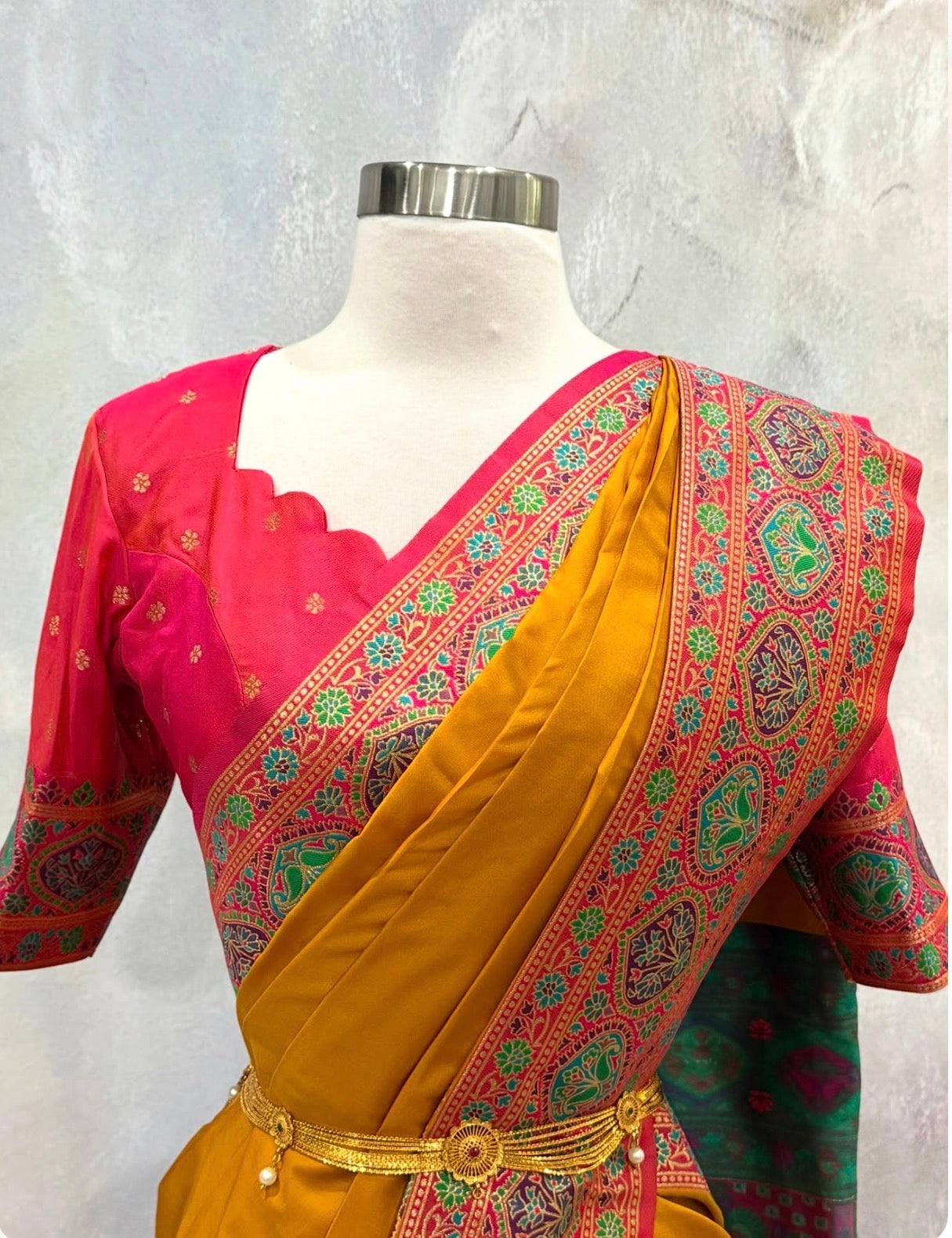 Draped in the timeless beauty of Banarasi silk! 💛❤️ This stunning saree comes with a beautifully stitched designer blouse, featuring exquisite zari detailing and a gorgeous open-back design. 👑✨
📏 Size 38 — fits up to 42