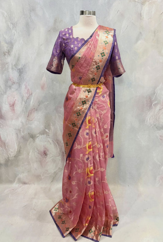 Introducing our latest Beautiful Customized Vintage Zari kota Saree 💗💚  ✨ All-over Zamdani weave on luxurious tissue fabric 👗 Beautifully stitched blouse with a stunning back design
📏 Size: 36–42 🪡 Stitched Size: 38 📦 Ready to Ship Across USA 🇺🇸 (Copy)
