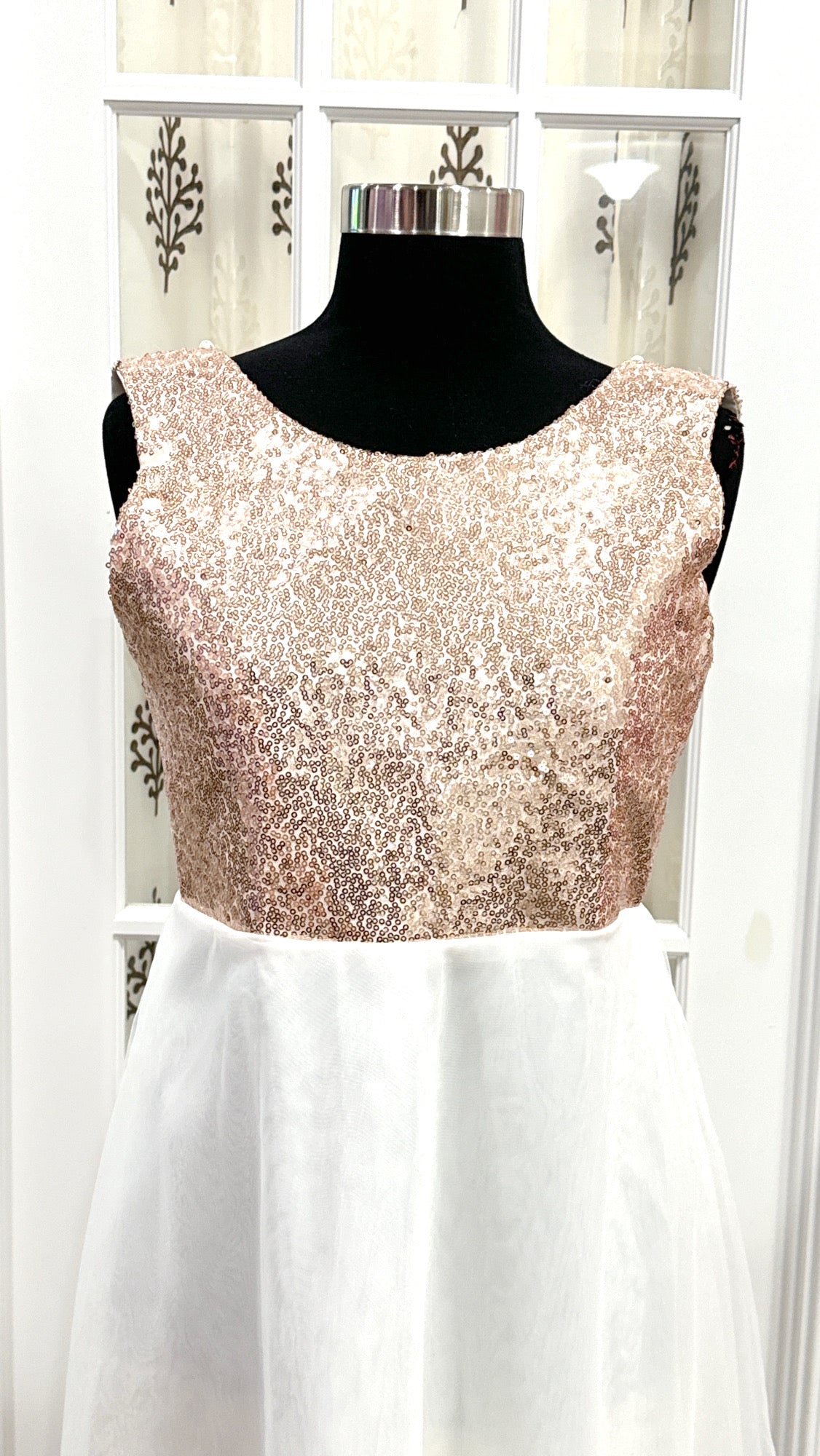 Rose Gold sequin top Partywear Maxi Long Flowy Dress dress with V Neck Back beaded embellishments.
Size 34 in length 46 in