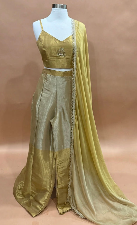 Golden hues, royal vibes & festive elegance! 💛👑
Shine brighter this Diwali in our gorgeous Champagne Gold Indowestern Palazzo Set adorned with intricate Cutdana & Zardozi embroidery. 🪔🌟
💫 Tradition meets modern glamour!
📏 Sizes 38 & 40
