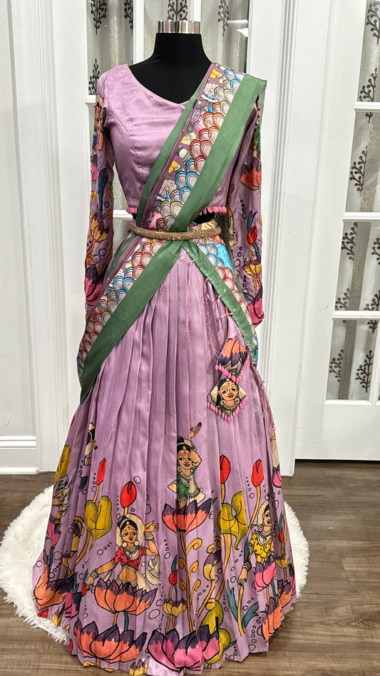 Gorgeous Kalamkari Half saree with Maggam work designer full Sleeves blouse in Lavender color. 🥰❤️
Blouse 36/38 plus margin  can expand upto 40. 
Lehanga length: 41 in

fabric: Crepe silk very soft in touch 
Dupatta: Chinnon silk