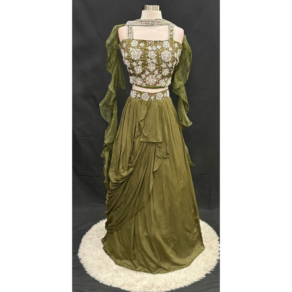 Beautiful in Green 💚 This stunning Georgette Indo-Western Crop Top Lehenga features intricate work on the top and a dreamy butterfly-style ruffle dupatta 🦋 Perfect for festive vibes & celebrations! 🎊
Fits up to XL (42) 🌸