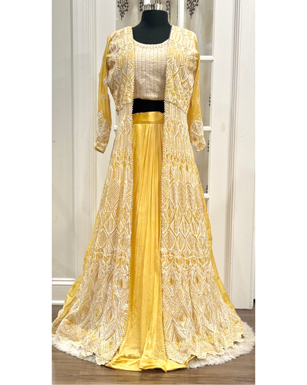 😍Stunning yellow haldi lehenga adorned with intricate white embroidery, featuring a flowing satin skirt and a detailed open-front jacket. Perfect haldi ceremony look😍. Size available in 40 and 42