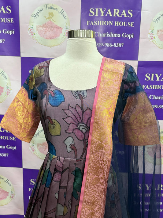Beautiful Banarasi silk Kalamkari long gown with matching dupatta.
Size small 36
Length: 54 in