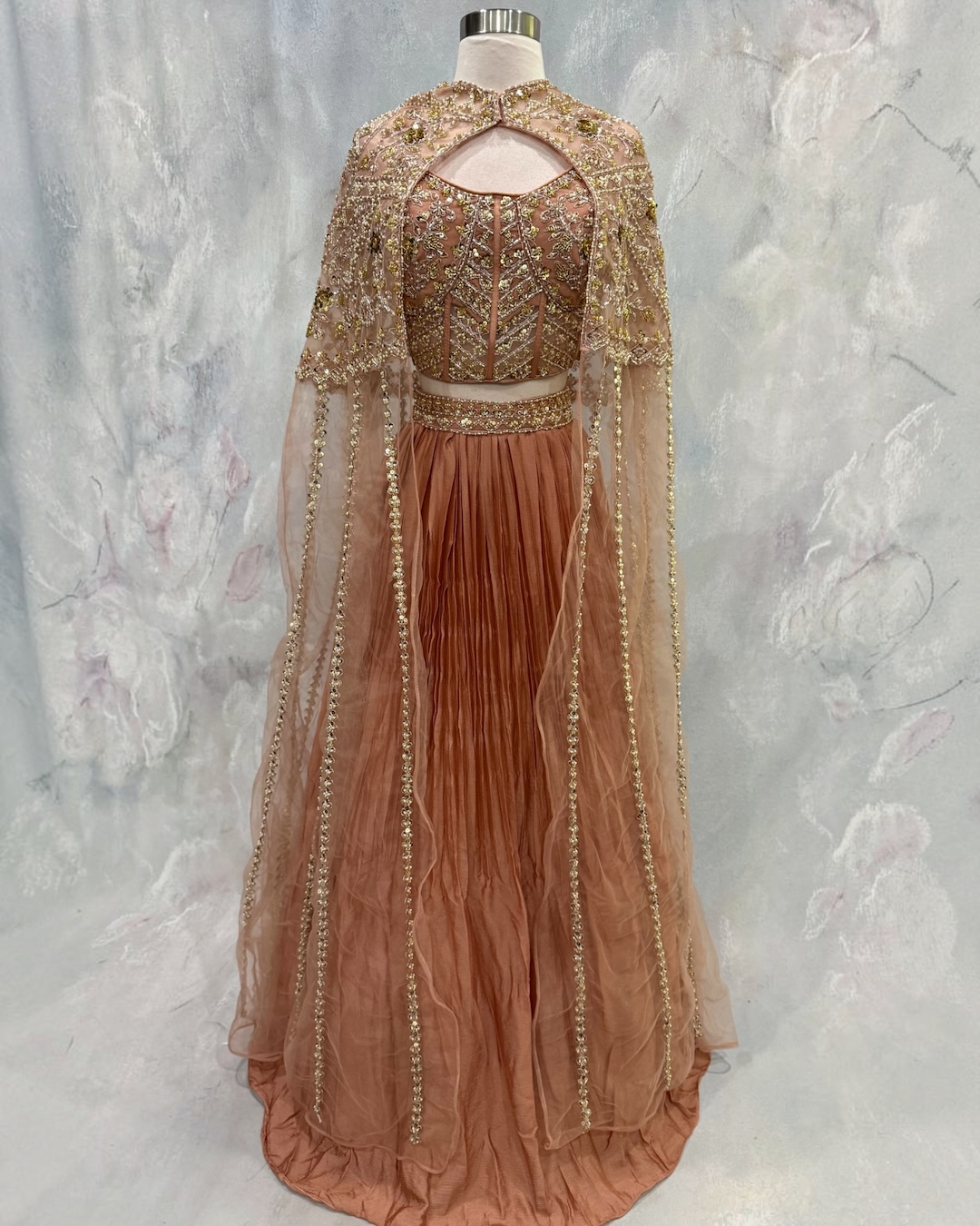 A beautiful Indo-Western Cape -style corset lehenga that blends timeless elegance with modern glamour.
Fits size 36 to 38.