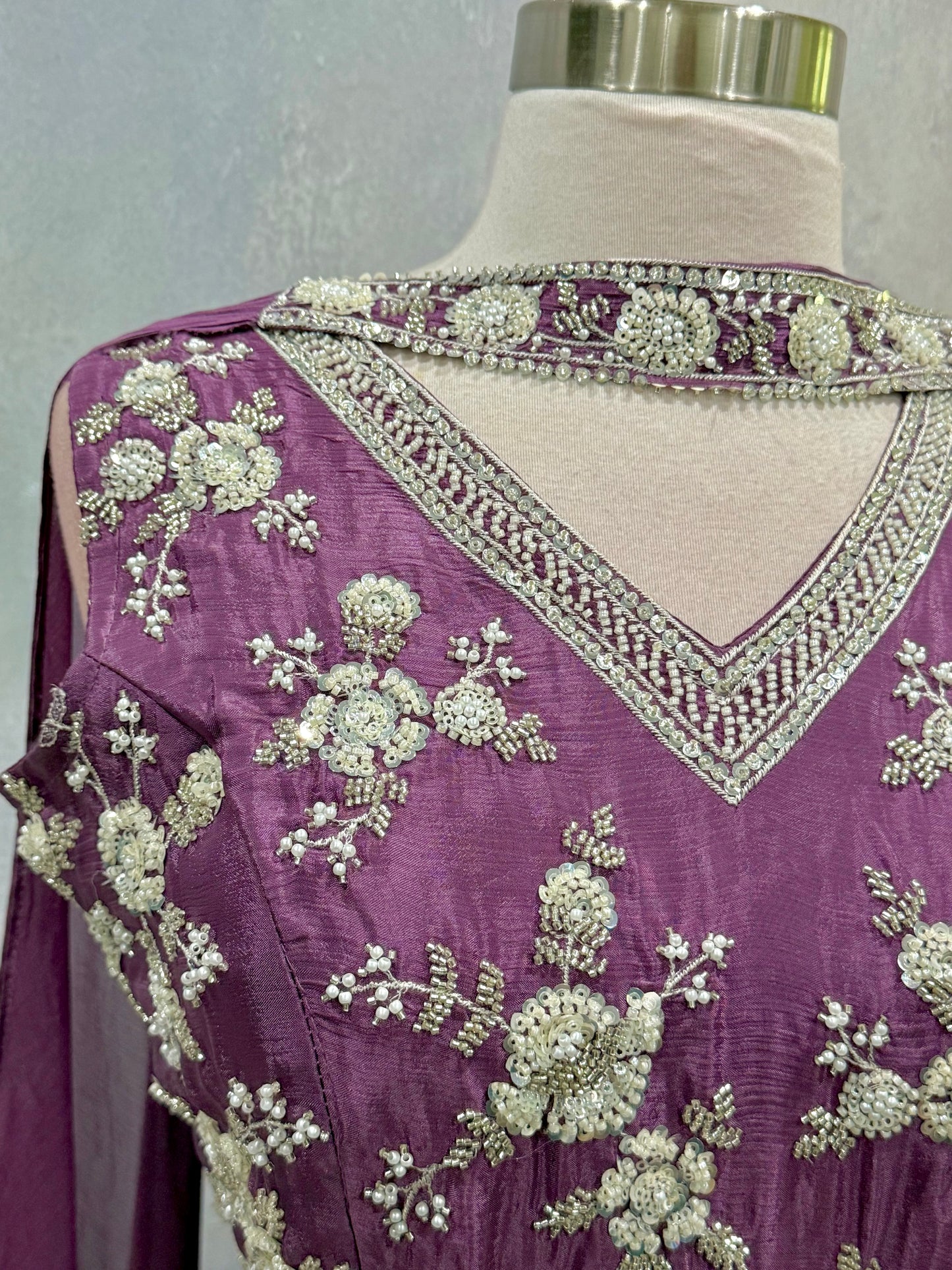 💜✨ Elegance redefined in this stunning Pallazo Set! Intricate floral embroidery, dreamy plum hues, and graceful . 👑🌸
Fits size 36/38/40.