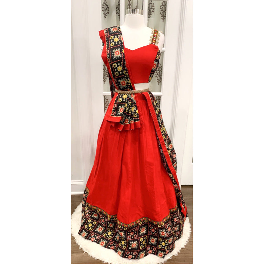 Chaniya choli Navratri dandiya dress with 7 meter flair. Fits size 38