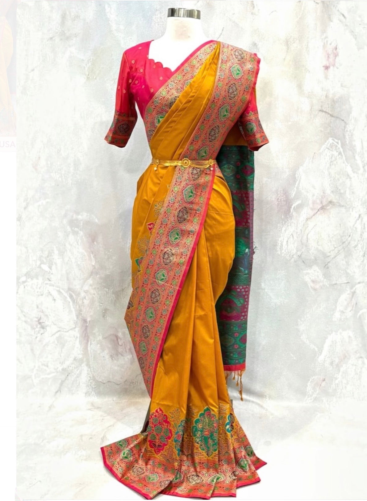 Draped in the timeless beauty of Banarasi silk! 💛❤️ This stunning saree comes with a beautifully stitched designer blouse, featuring exquisite zari detailing and a gorgeous open-back design. 👑✨
📏 Size 38 — fits up to 42