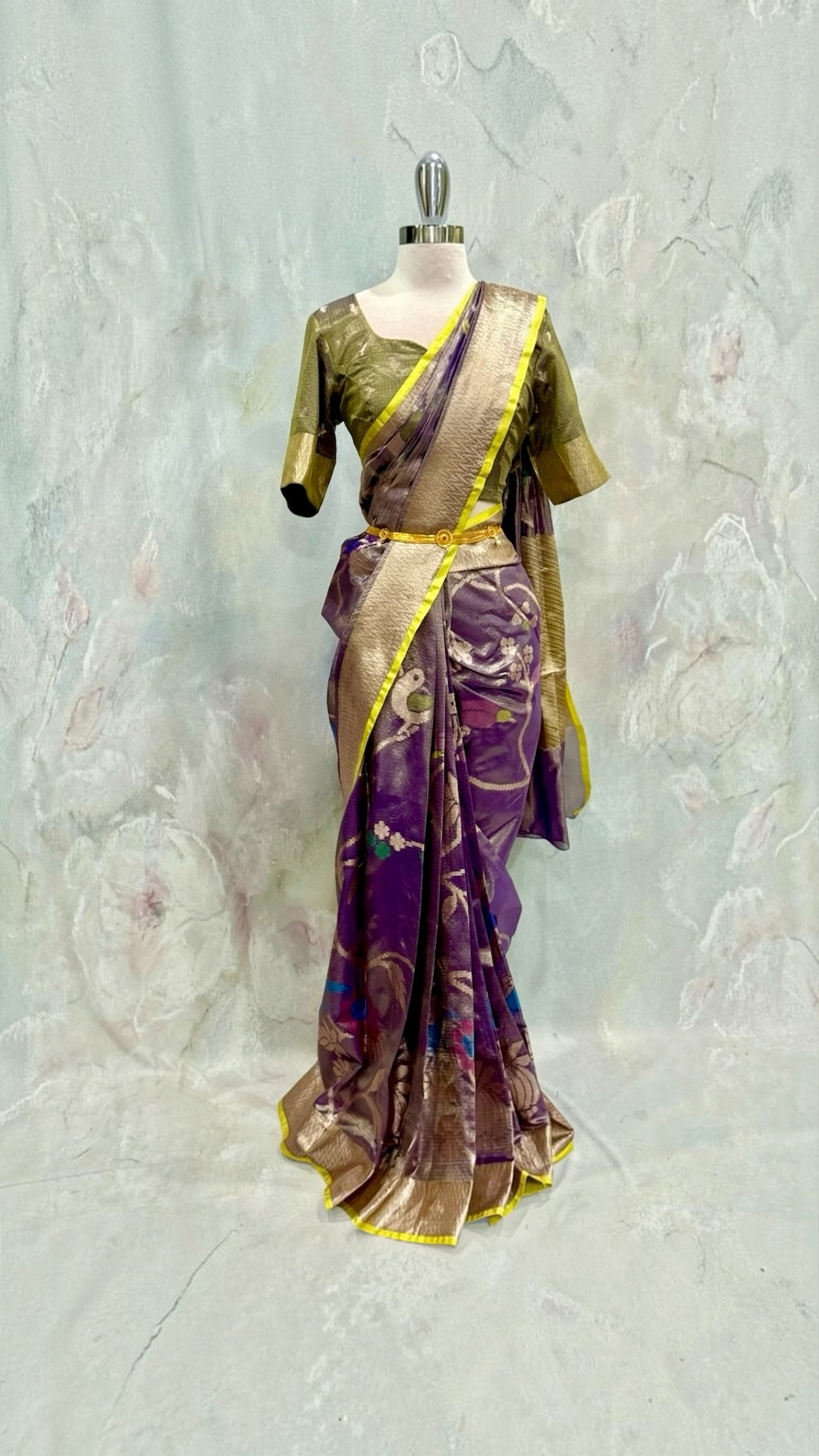 Introducing our latest Beautiful Customized Vintage Zari kota Saree 💗💚  ✨ All-over Zamdani weave on luxurious tissue fabric 👗 Beautifully stitched blouse with a stunning back design
📏 Size: 36–42 🪡 Stitched Size: 38 📦 Ready to Ship Across USA 🇺🇸