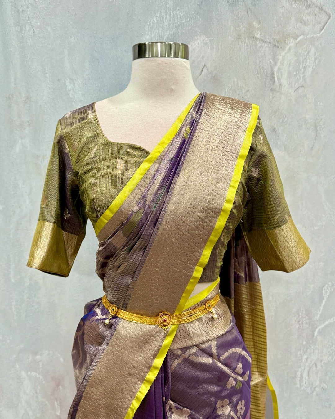 Introducing our latest Beautiful Customized Vintage Zari kota Saree 💗💚  ✨ All-over Zamdani weave on luxurious tissue fabric 👗 Beautifully stitched blouse with a stunning back design
📏 Size: 36–42 🪡 Stitched Size: 38 📦 Ready to Ship Across USA 🇺🇸