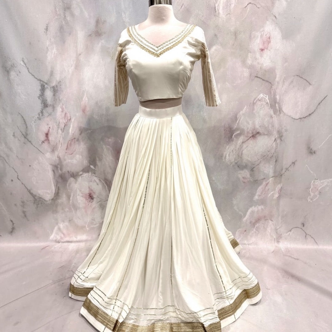 Beautiful Chaniya Choli – New Arrival! ✨
🤍 Gorgeous white ensemble with stunning border details 💎 Gorgeous embellished dupatta with the blouse. Available in size 38.