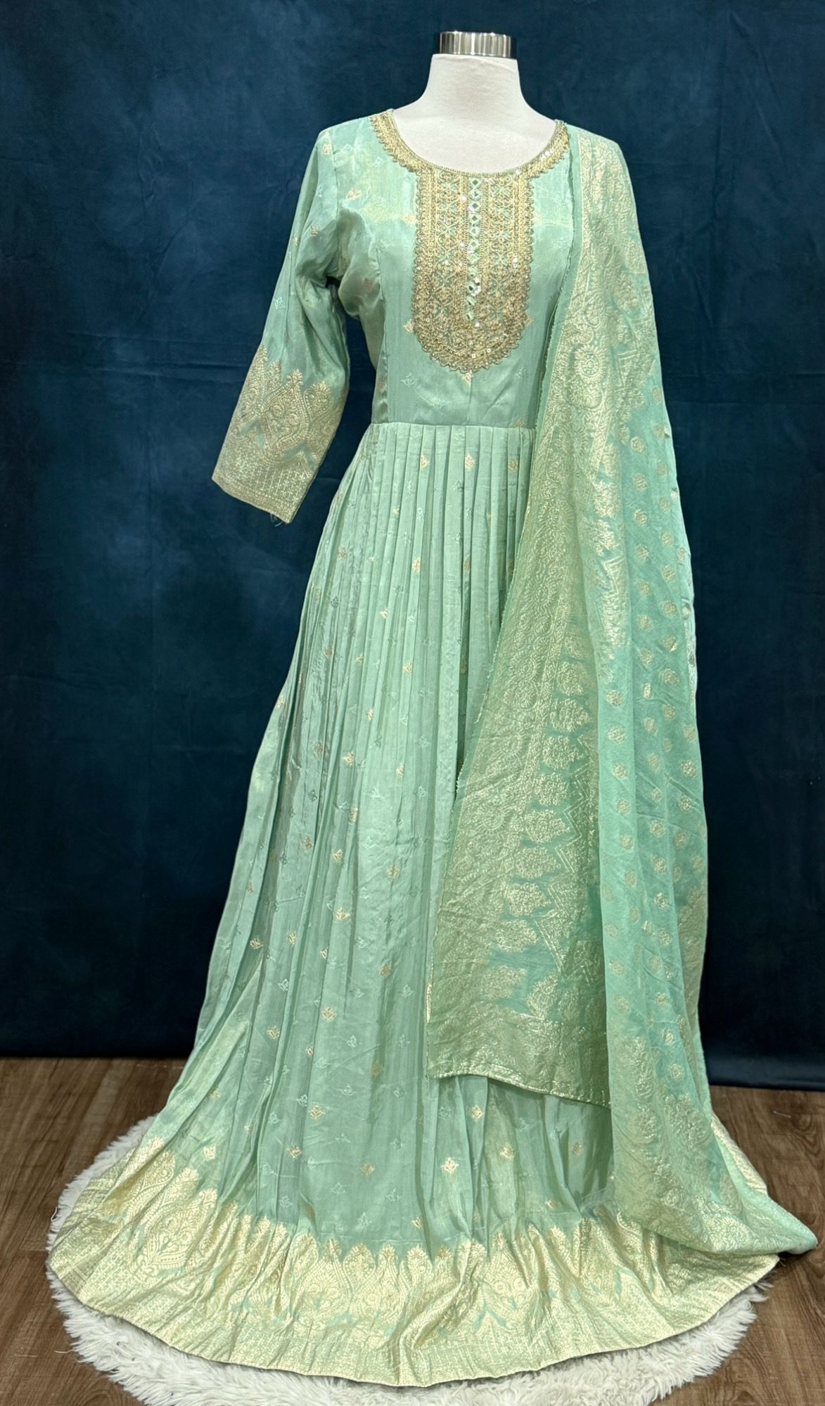 Step into royal vibes with this gorgeous tissue Banarasi long gown & dupatta 💫🌸

Pastel green tissue Banarasi fabric Amarillo Long gown with Banarasi dupatta size large 40 and XL 42 length if gown 62in