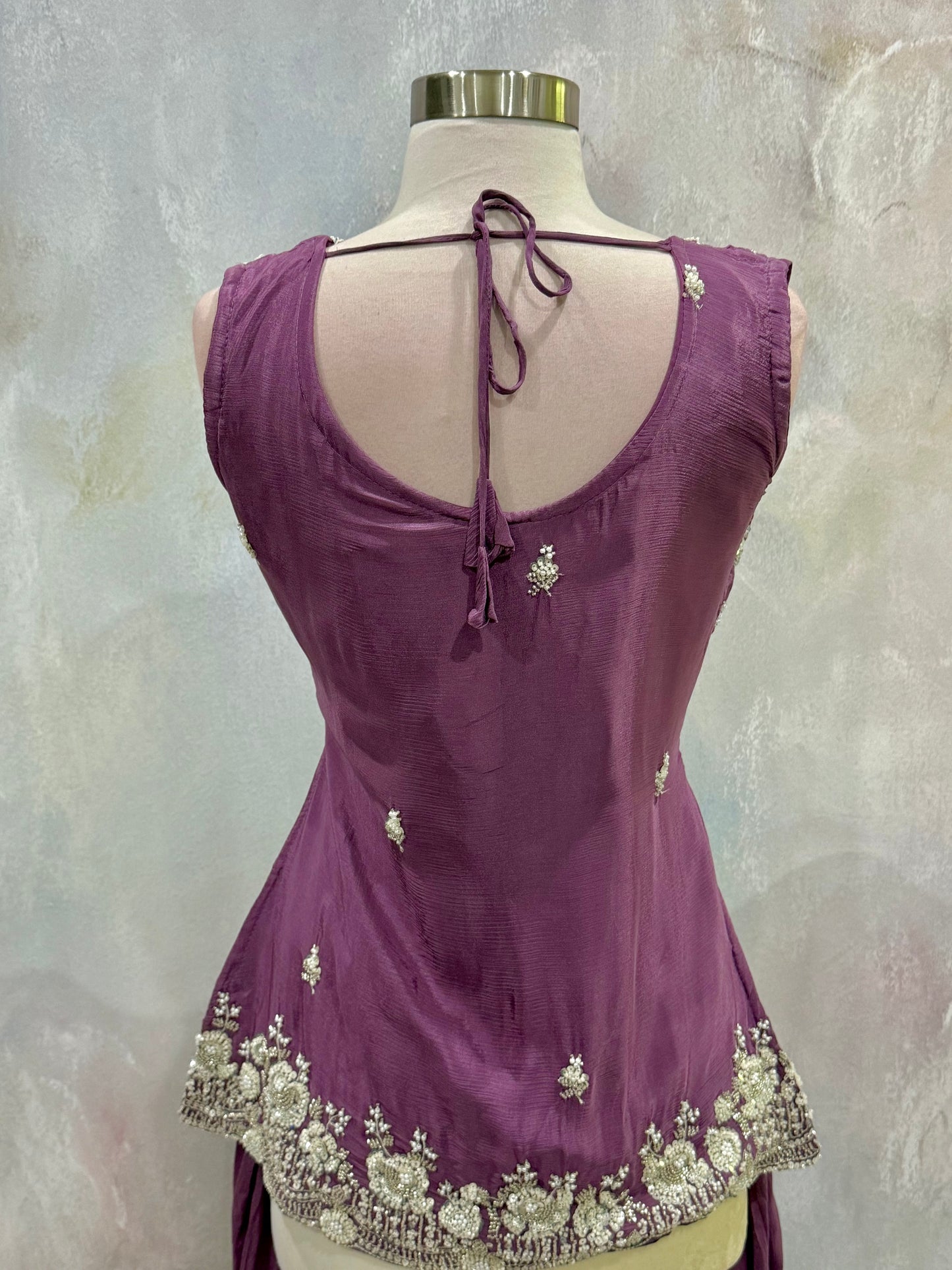 💜✨ Elegance redefined in this stunning Pallazo Set! Intricate floral embroidery, dreamy plum hues, and graceful . 👑🌸
Fits size 36/38/40.