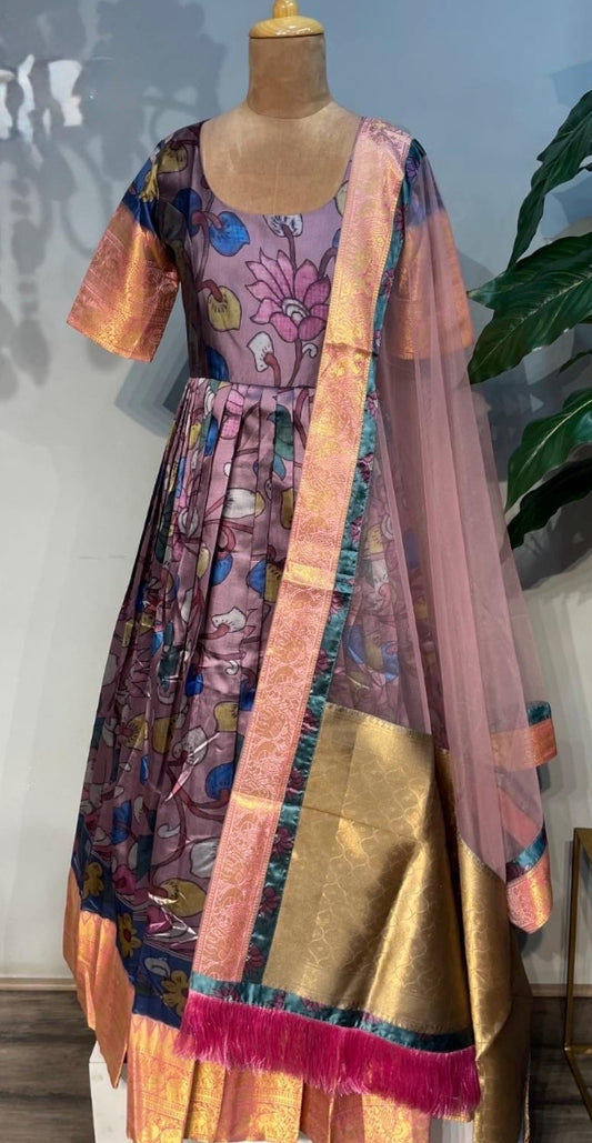 Beautiful Banarasi silk Kalamkari long gown with matching dupatta.
Size small 36
Length: 54 in