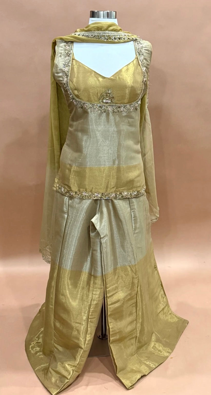 Golden hues, royal vibes & festive elegance! 💛👑
Shine brighter this Diwali in our gorgeous Champagne Gold Indowestern Palazzo Set adorned with intricate Cutdana & Zardozi embroidery. 🪔🌟
💫 Tradition meets modern glamour!
📏 Sizes 38 & 40