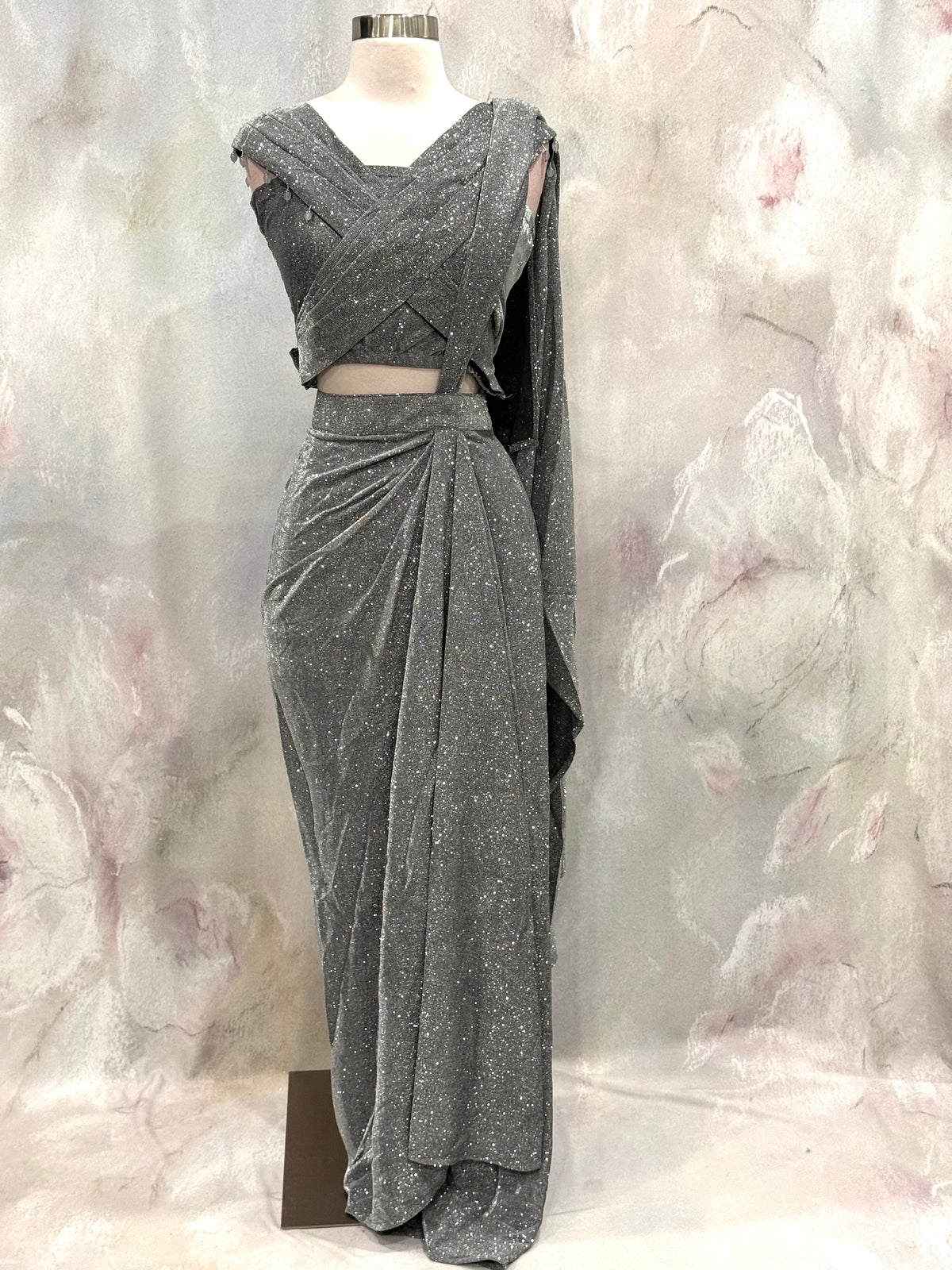 Effortlessly Chic & Glamorous! ✨
Our Indo-Western Drape-Style Ready-to-Wear Lehenga Saree is the perfect blend of modern elegance and traditional charm. 💫🩶. Available size is 34 to 36.