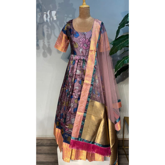 Beautiful Banarasi silk Kalamkari long gown with matching dupatta.
Size small 36
Length: 54 in