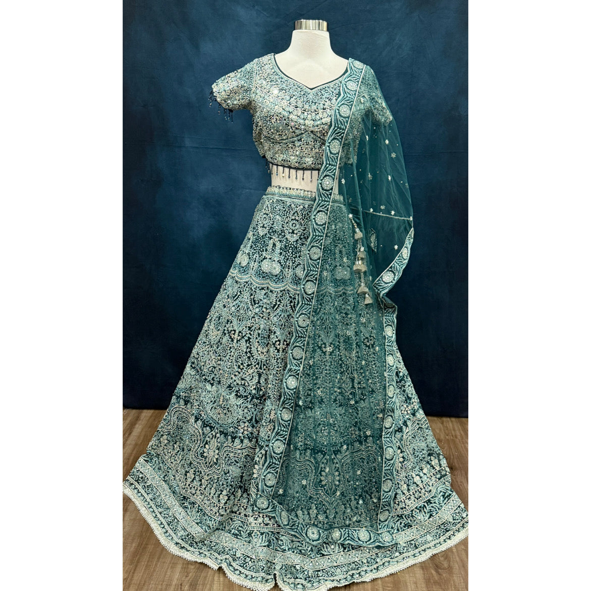 😍 Beautiful green wedding/Bridal lehenga. Available in size 38/40