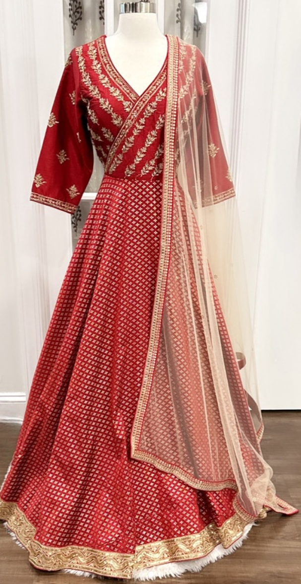 Beautiful Wedding/PartyWear Long gown with Elegant Dupatta!! Size 36/38 length 48 in